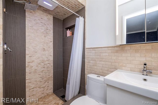 905 W Parker Avenue, Madison Heights, MI 48071