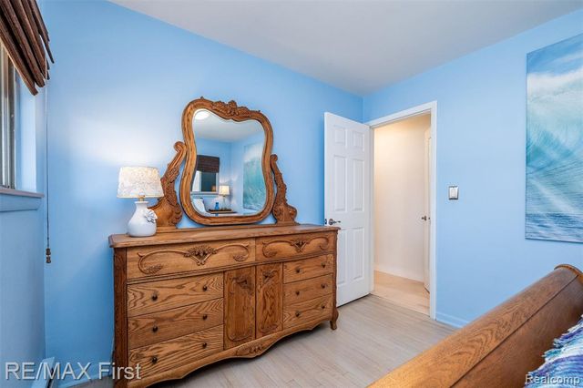 905 W Parker Avenue, Madison Heights, MI 48071