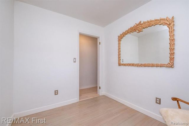 905 W Parker Avenue, Madison Heights, MI 48071