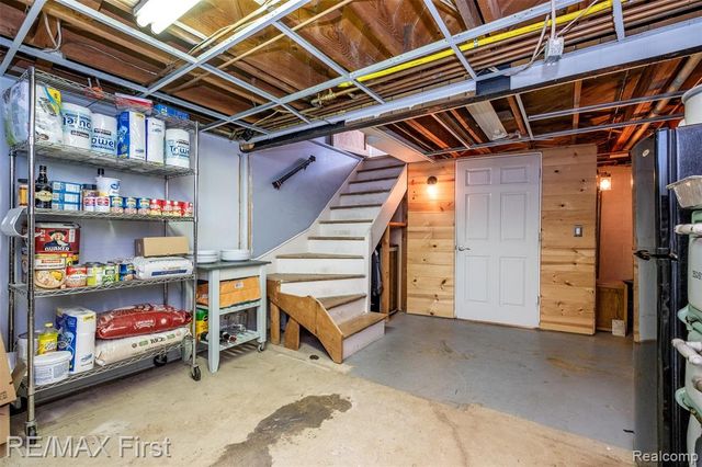 905 W Parker Avenue, Madison Heights, MI 48071