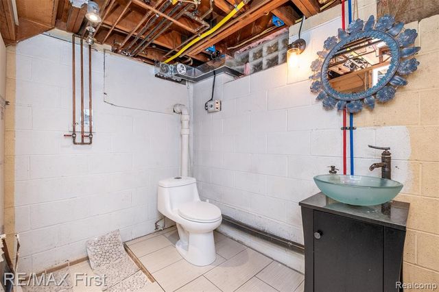 905 W Parker Avenue, Madison Heights, MI 48071