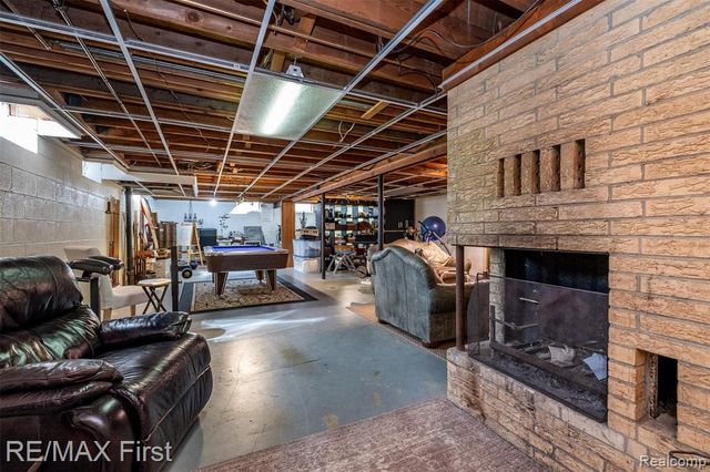 905 W Parker Avenue, Madison Heights, MI 48071