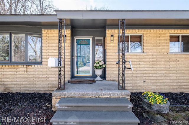 905 W Parker Avenue, Madison Heights, MI 48071