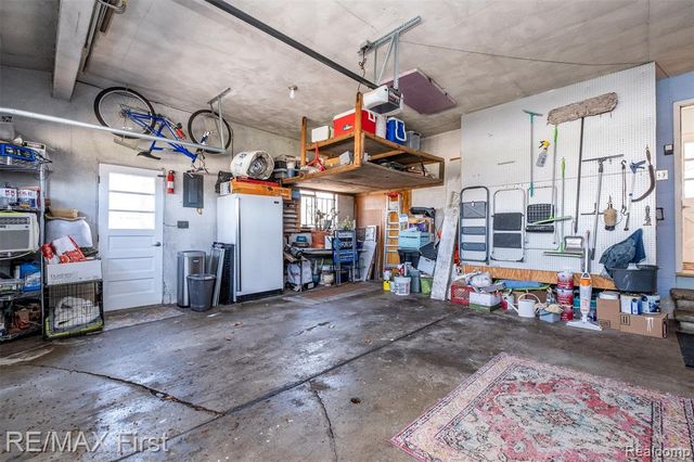 905 W Parker Avenue, Madison Heights, MI 48071