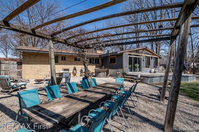 905 W Parker Avenue, Madison Heights, MI 48071