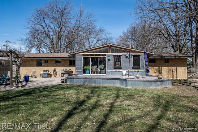 905 W Parker Avenue, Madison Heights, MI 48071
