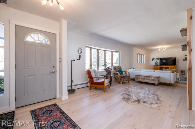 905 W Parker Avenue, Madison Heights, MI 48071