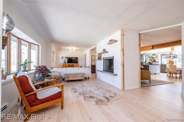905 W Parker Avenue, Madison Heights, MI 48071