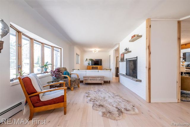 905 W Parker Avenue, Madison Heights, MI 48071