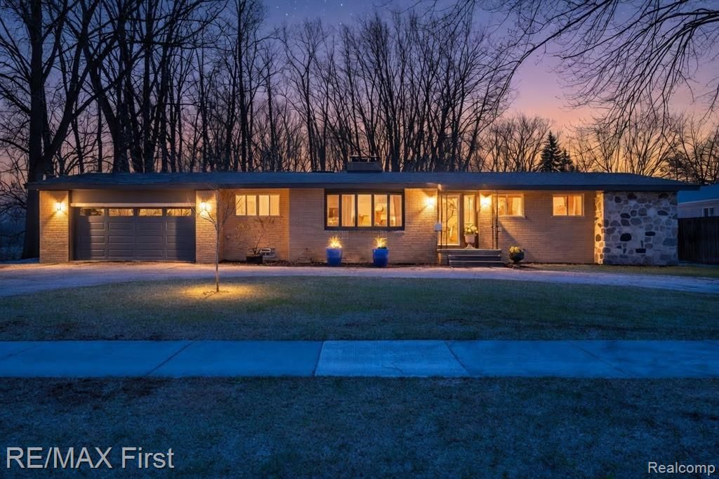 905 W Parker Avenue, Madison Heights, MI 48071