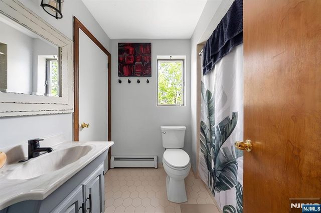 29 Pine Street, Lodi, NJ 07644