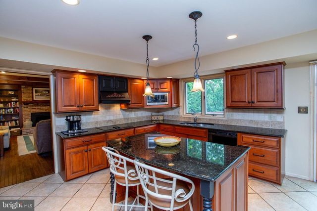 950 CAMELOT RD, Furlong, PA 18925