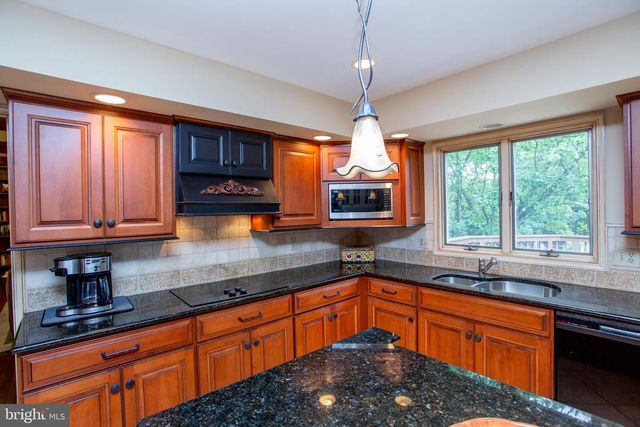 950 CAMELOT RD, Furlong, PA 18925