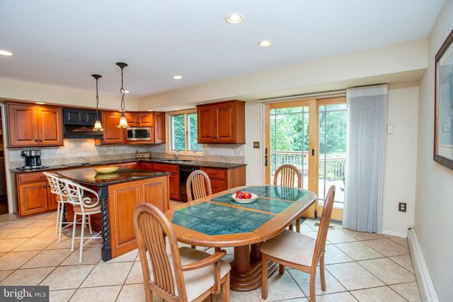 950 CAMELOT RD, Furlong, PA 18925
