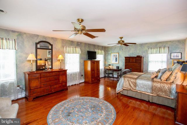 950 CAMELOT RD, Furlong, PA 18925