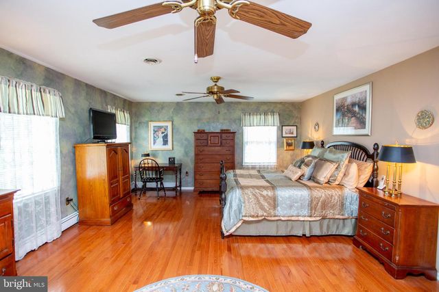 950 CAMELOT RD, Furlong, PA 18925