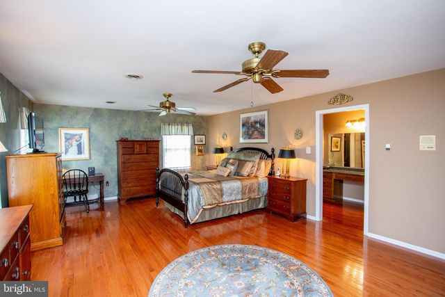 950 CAMELOT RD, Furlong, PA 18925