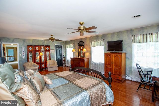 950 CAMELOT RD, Furlong, PA 18925