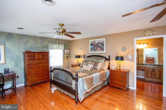 950 CAMELOT RD, Furlong, PA 18925