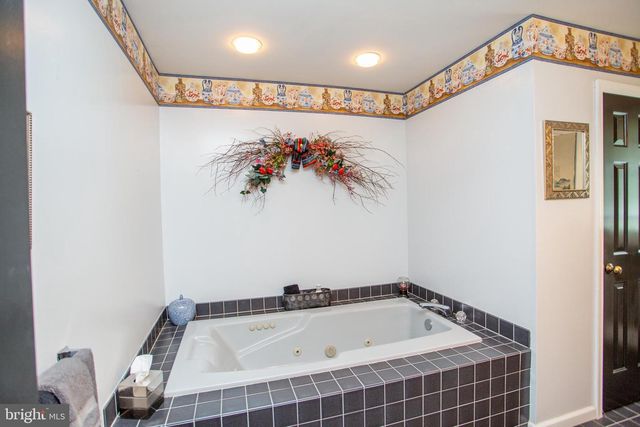 950 CAMELOT RD, Furlong, PA 18925