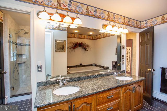 950 CAMELOT RD, Furlong, PA 18925