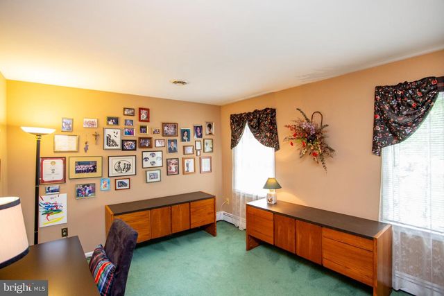 950 CAMELOT RD, Furlong, PA 18925