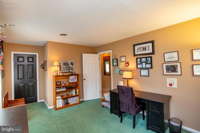 950 CAMELOT RD, Furlong, PA 18925