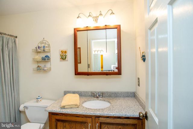 950 CAMELOT RD, Furlong, PA 18925