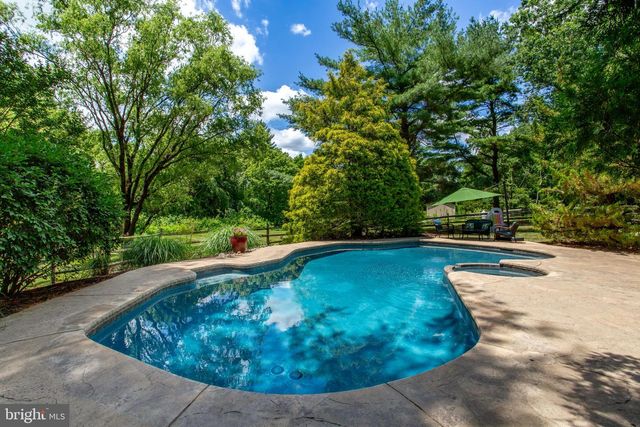950 CAMELOT RD, Furlong, PA 18925