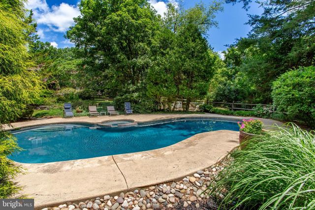 950 CAMELOT RD, Furlong, PA 18925