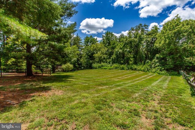 950 CAMELOT RD, Furlong, PA 18925