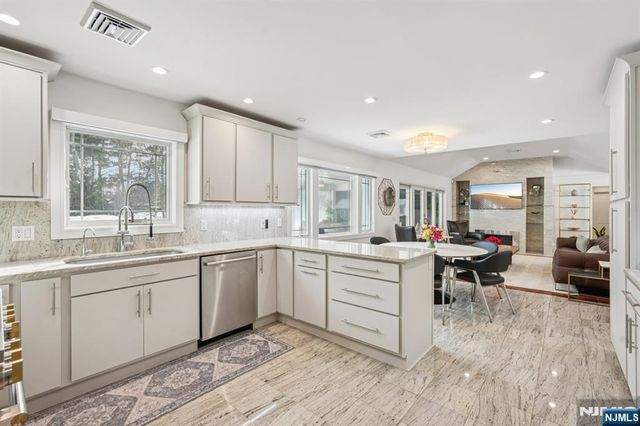 320 Long Bow Drive, Franklin Lakes, NJ 07417