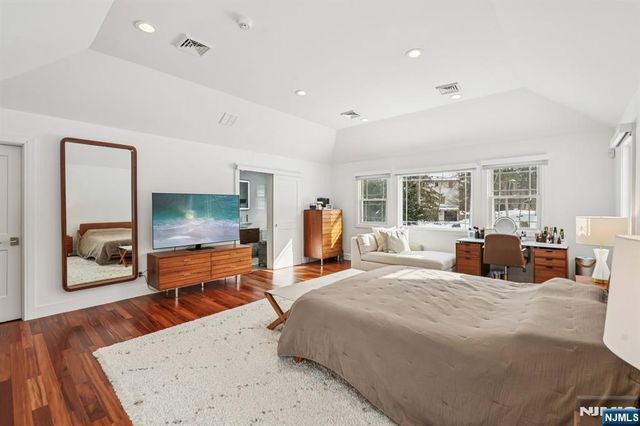 320 Long Bow Drive, Franklin Lakes, NJ 07417