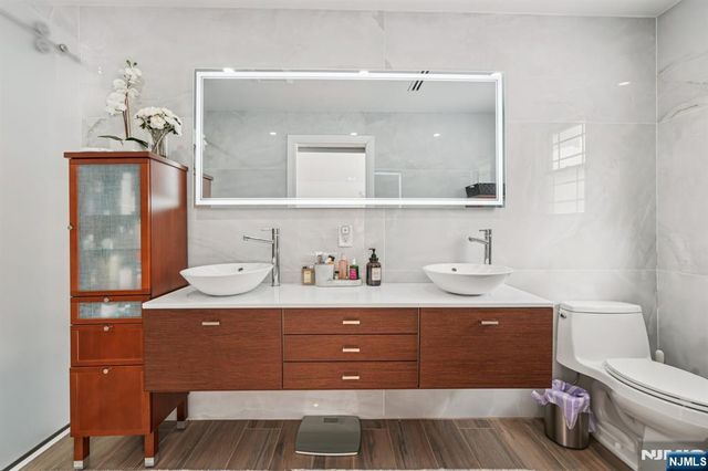 320 Long Bow Drive, Franklin Lakes, NJ 07417