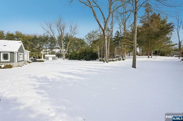 320 Long Bow Drive, Franklin Lakes, NJ 07417