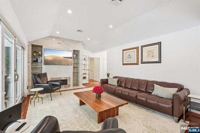 320 Long Bow Drive, Franklin Lakes, NJ 07417