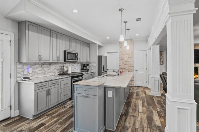 2002 W Bear Creek Road, Cedar Hill, TX 75104