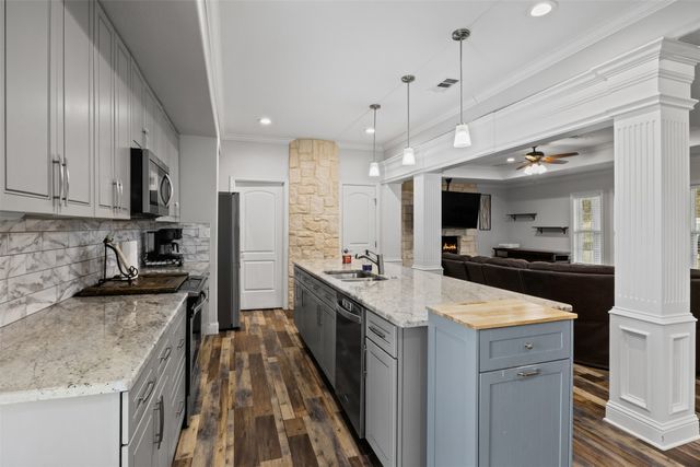 2002 W Bear Creek Road, Cedar Hill, TX 75104