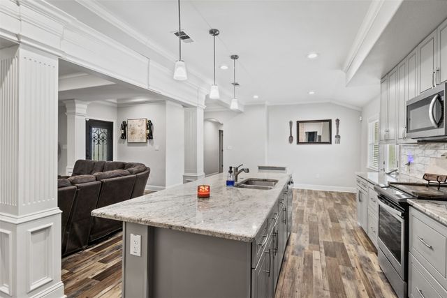 2002 W Bear Creek Road, Cedar Hill, TX 75104