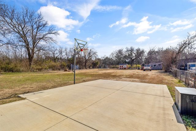 2002 W Bear Creek Road, Cedar Hill, TX 75104