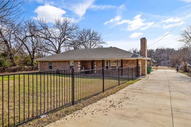 2002 W Bear Creek Road, Cedar Hill, TX 75104