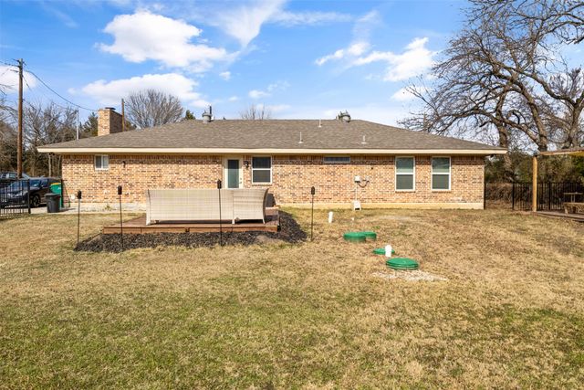 2002 W Bear Creek Road, Cedar Hill, TX 75104
