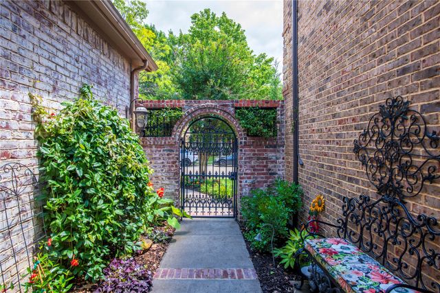 33 Glistening Pond Drive, Frisco, TX 75034