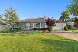 1110 N Larchmont Lane, Nichols Hills, OK 73116