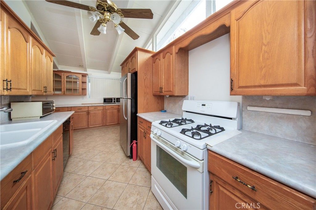 Image 6 of property listing at 7421 Ostrom Avenue, Van Nuys, CA 91406