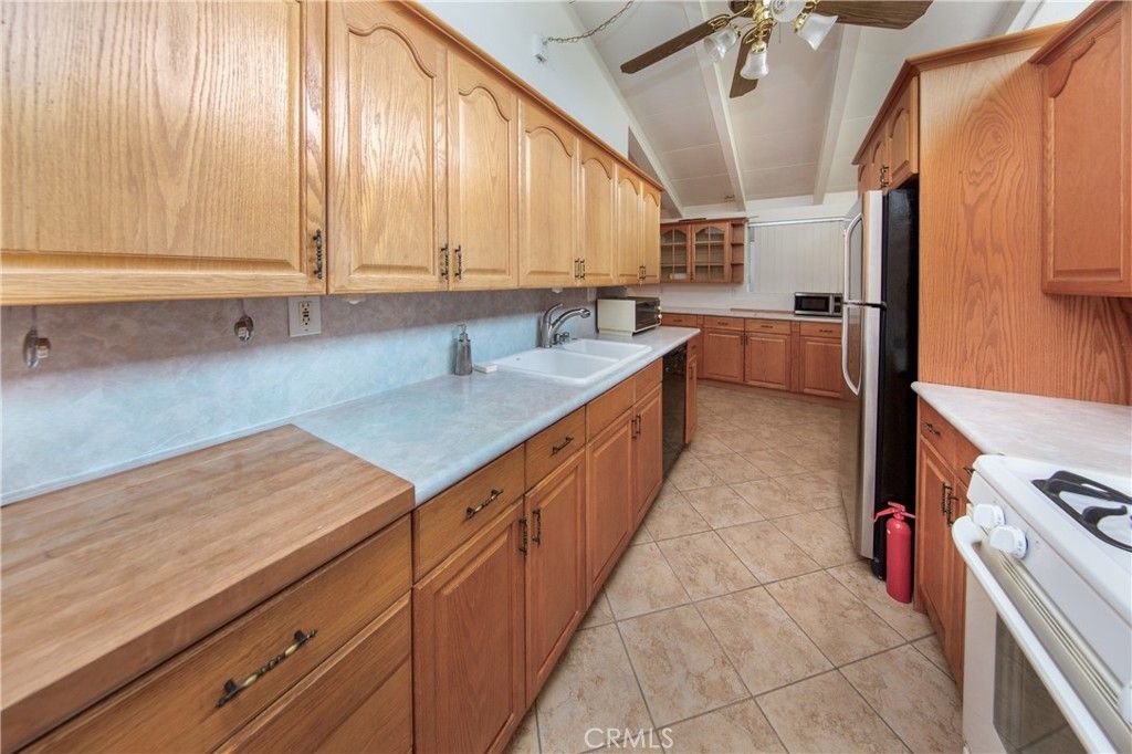 Image 7 of property listing at 7421 Ostrom Avenue, Van Nuys, CA 91406