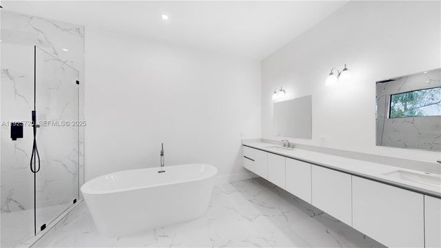 13083 Davie Oaks Dr, Davie, FL 33325