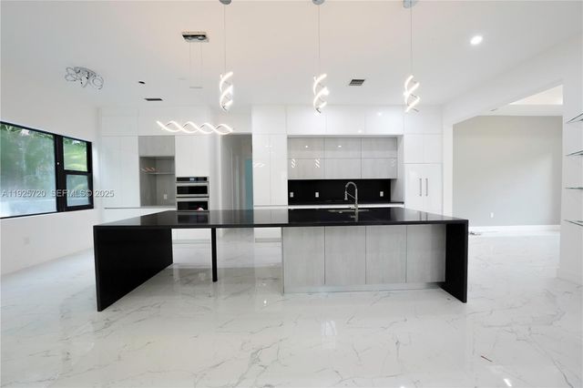 13083 Davie Oaks Dr, Davie, FL 33325