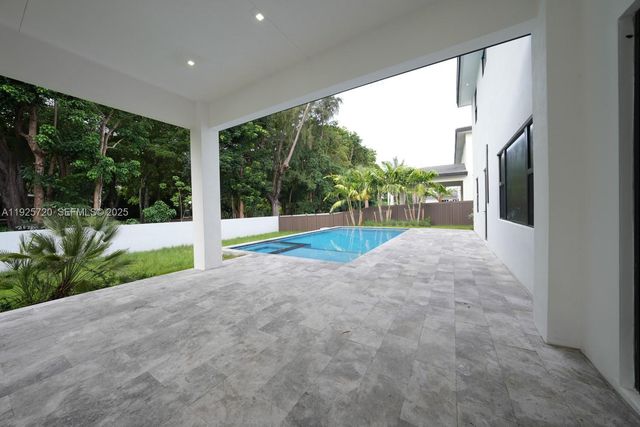 13083 Davie Oaks Dr, Davie, FL 33325