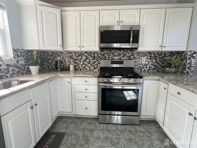 301 Park Knoll, South Brunswick, NJ 08540